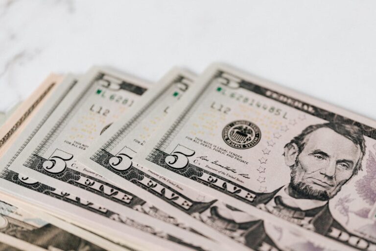 The Single Investment That Quietly Beats 90% of Wall Street — And Costs Almost Nothing